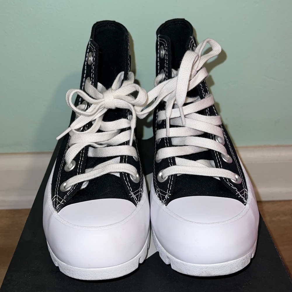 Chuck Taylor All Star Lugged
WOMEN'S HIGH TOP SHOE